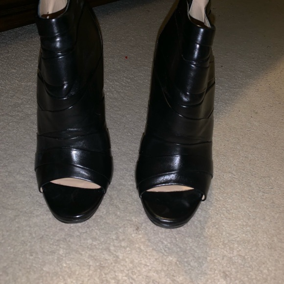 Christian Louboutin - Picture 7 of 8